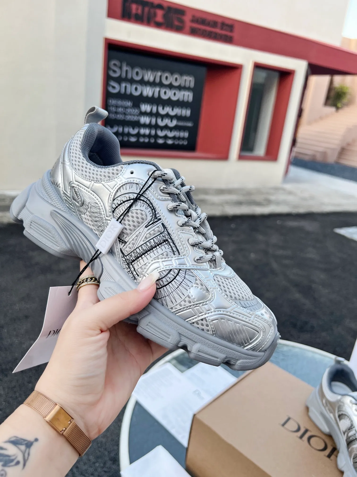 👟👟Ex-factory price 600👟👟 High version couple model🍸 Dior Dior | 2024 ˢˢDilraba, many stars have the same style. L’s 2024 spring and summer new products. The latest popular Chrono series, thick-soled mesh color-blocking running shoes, dad shoes, casual sports shoes series〰 Original purchase, development and production👍🏻This Dior Chrono sneaker is made of white and black mesh fabric with leather effect panels. The CD logo on both sides, the star patch on the tongue and the Dior logo on the heel, many details highlight the style. The two-tone laces, lightweight sole and star embellishment allow for a casual look all year round, complementing a variety of casual or elegant pieces. ♺Upper: Original imported first-layer cowhide + mesh ♺Inner lining: Original customized breathable lining ♺Outsole: Original molded EVA super light and super soft outsole ♺Heel height: 4.5cm ♺Size: Female 35-41 Male 39-45 (Female 40.41 Male 45 customized)